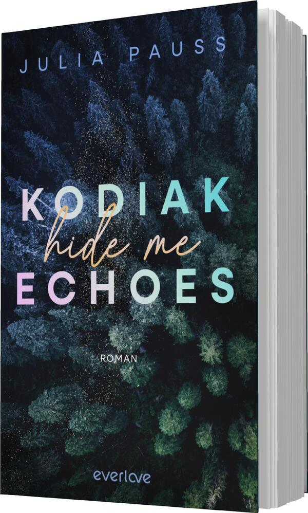 Das Buchcover zeigt eine bewaldete Landschaft in tiefen Grüntönen, die im Hintergrund leicht verschwommen wirkt. Über einem dunklen Hintergrund heben sich die Titelworte „KODIAK“ und „ECHOES“ in großen, modernen Schriftarten ab, wobei „hide me“ in einer eleganten, handschriftlichen Typografie erscheint. Die Farben sind pastellartig und verleihen dem Cover eine verträumte, mystische Atmosphäre. Der Name der Autorin, „Julia Pauss“, ist deutlich oberhalb des Titels platziert. Unten steht das Wort „ROMAN“ in klarer Schrift.