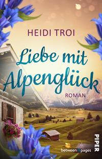 Das Buchcover zeigt eine malerische Alpenlandschaft mit sanften Hügeln und hohen Bergen im Hintergrund. Im Vordergrund sind blühende Alpenblumen und ein Holzhaus mit offenen Fensterläden zu sehen. Der Titel „Liebe mit Alpenglück“ ist in einer geschwungenen, blauen Schrift platziert, während der Autorennamen „Heidi Troi“ in dunklerer Schrift darüber steht. Die Atmosphäre wirkt harmonisch und idyllisch, abgerundet durch warme Farbtöne, die eine einladende Stimmung erzeugen.