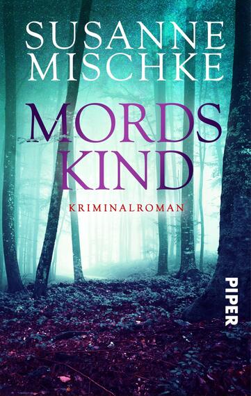 Das Buchcover zeigt einen mystischen Wald mit hohen, schmalen Bäumen, die in einem sanften, grünlich-blauen Licht getaucht sind. Der Titel „MORDS KIND“ ist in großen, kräftigen, lila Buchstaben oben platziert, während der Autorennamen „Susanne Mischke“ in einer hellen, schlichten Schrift darüber steht. Am unteren Rand befindet sich der Untertitel „Kriminalroman“ in dezentem Grau. Die düstere Atmosphäre des Covers vermittelt ein Gefühl von Spannung und Geheimnis.
