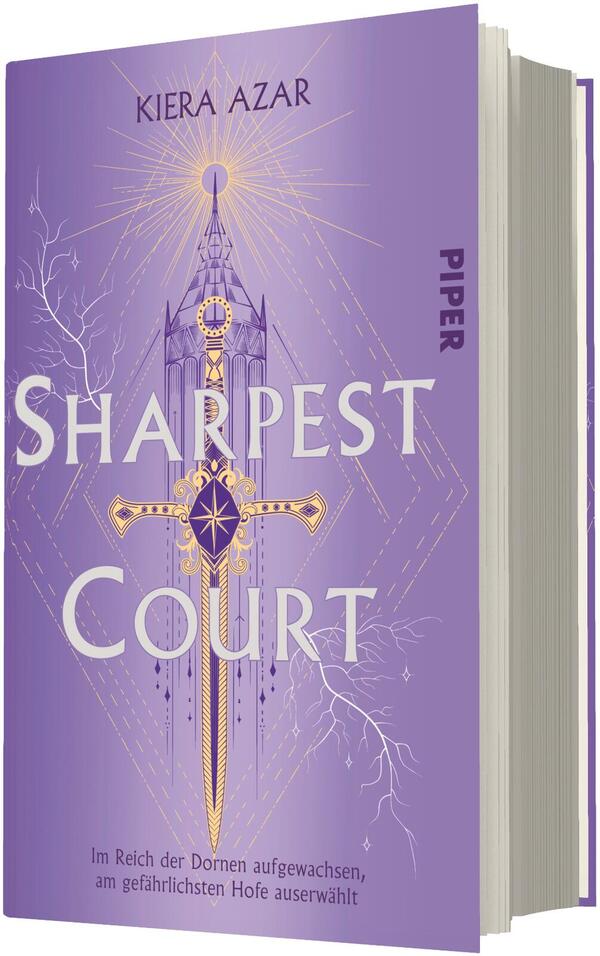 Das Buchcover zeigt auf violettem Grund ein goldenes, verziertes Schwert mit sternförmigem Schmuckstück in der Mitte, dessen Spitze nach unten weist. Hinter dem Schwert ist angedeutet ein gotischer Turm und strahlenförmiges Licht, umgeben von feinen, weißen Dornzweigen. Titel „SHARPEST COURT“ groß in hellen, serifenlosen Buchstaben, Autor „KIERA AZAR“ oben, Verlagsname am Buchrücken. Atmosphäre: geheimnisvoll, majestätisch.