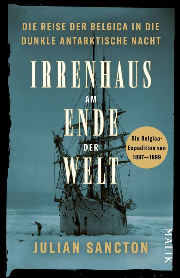 Das Buchcover zeigt ein kühles, antarktisches Landschaftsbild in Blau- und Grautönen. Im Vordergrund befindet sich ein historisches Expeditionsschiff, das im Eis gefangen ist. Der Titel „IRRENHAUS AM ENDE DER WELT“ ist in großen, weißen Buchstaben prominent platziert. Darüber steht der Untertitel „DIE REISE DER BELGICA IN DIE DUNKLE ANTARKTISCHE NACHT“ in goldenen Buchstaben. Unten rechts ist der Autor „JULIAN SANCTON“ in einer kleineren, weißen Schrift zu sehen. Ein blauer Button mit dem Text „Die Belgica-Expedition von 1897–1899“ ergänzt die Gestaltung.