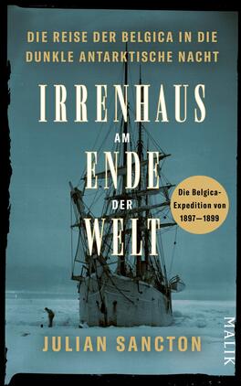 Das Buchcover zeigt ein kühles, antarktisches Landschaftsbild in Blau- und Grautönen. Im Vordergrund befindet sich ein historisches Expeditionsschiff, das im Eis gefangen ist. Der Titel „IRRENHAUS AM ENDE DER WELT“ ist in großen, weißen Buchstaben prominent platziert. Darüber steht der Untertitel „DIE REISE DER BELGICA IN DIE DUNKLE ANTARKTISCHE NACHT“ in goldenen Buchstaben. Unten rechts ist der Autor „JULIAN SANCTON“ in einer kleineren, weißen Schrift zu sehen. Ein blauer Button mit dem Text „Die Belgica-Expedition von 1897–1899“ ergänzt die Gestaltung.