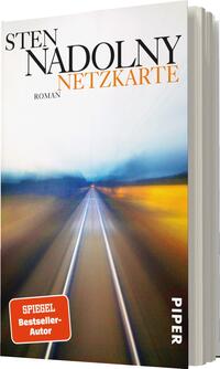 Das Buchcover zeigt einen verschwommenen, dynamischen Hintergrund in sanften Blau- und Gelbtönen, der eine gefühlte Bewegung vermittelt. In der oberen linken Ecke steht in klaren, schwarzen Buchstaben „STEN NADOLNY“. Darunter, in einer leuchtenden orangefarbenen Schrift, steht der Titel „NETZKARTE“. Am unteren Rand ist der Text „Roman“ in kleinerer Schrift zu sehen. Ein roter Button links niedrig zeigt den Text „SPIEGEL Bestseller-Autor“. Das Cover strahlt eine zeitgenössische und ansprechende Atmosphäre aus.