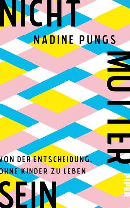 Das Buchcover zeigt ein grafisches Muster in überwiegend sanften Pastelltönen. Ein hellblauer Hintergrund unterbricht sich mit diagonalen, leuchtend gelben und weißen Streifen. Der Titel „NICHT MUTTER SEIN“ ist in großen, schwarzen Buchstaben vertikal auf der rechten Seite angeordnet. Der Name der Autorin „Nadine Pungs“ steht im oberen Bereich, ebenfalls in schwarzer Schrift. Unter dem Titel befindet sich der Untertitel „Von der Entscheidung, ohne Kinder zu leben“ in kleinerer, feiner Typografie.