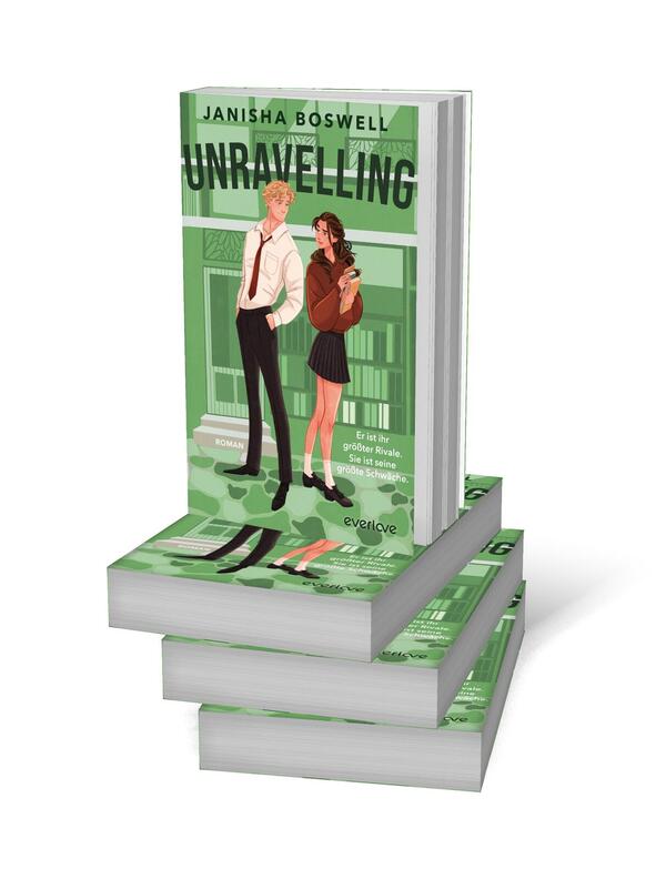 Bücherstapel des Buches „Unravelling – Er ist ihr größter Rivale. Sie ist seine größte Schwäche.“