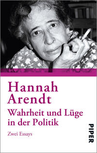 Das Buchcover zeigt ein schwarz-weißes Porträt von Hannah Arendt, die nachdenklich in die Kamera blickt. Ihr Gesicht wird von Licht akzentuiert, während sie einen Stift in der Hand hält. Oben ist in lila Großbuchstaben der Name „Hannah Arendt“ platziert. Darunter steht in etwas kleinerer Schrift „Wahrheit und Lüge in der Politik“ und in einem weiteren Schriftzug „Zwei Essays“. Der Hintergrund ist schlicht und kontrastreich, was die zentrale Figur und die Schrift klar hervorhebt.