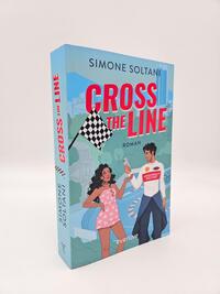 Außenansicht des Buches „Cross the Line – Auf der Rennstrecke kämpft er um den Sieg, im Leben um ihr Herz“