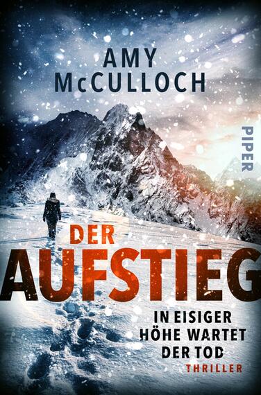 Das Buchcover zeigt eine verschneite Berglandschaft, in der ein einsamer Wanderer auf einem schmalen Pfad unterwegs ist. Die kalte, düstere Atmosphäre wird durch dunkle Blau- und Grautöne sowie weiß fallenden Schnee verstärkt. Der Titel „DER AUFSTIEG“ ist in großen, orangefarbenen Buchstaben hervorgehoben, während der Untertitel „IN EISIGER HÖHE WARTET DER TOD“ in kleinerer Schrift darunter steht. Oben links ist der Name der Autorin, Amy McCulloch, platziert, und das Verlagslogo ist am rechten Rand sichtbar.