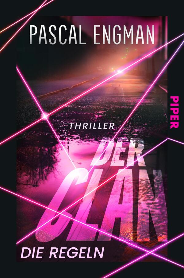 Das Buchcover zeigt eine nächtliche, verschwommene Straßen- und Wasserszene mit reflektierendem Asphalt, überzogen von schrägen, neonrosa Laserlinien. Oben steht in hohen weißen Großbuchstaben der Autorenname Pascal Engman, mittig in großen, kräftigen, teils transparenten rosa-weißen Großbuchstaben der Titel „Der Clan“, darüber klein das Genre „Thriller“, unten der Untertitel „Die Regeln“. Die Farbgebung ist dunkel mit pink-orangen Leuchtakzenten; Stimmung: bedrohlich, energetisch.