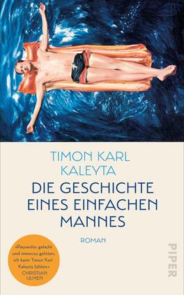 Das Buchcover zeigt eine Person, die entspannt auf dem Wasser treibt, umgeben von tiefblauem Wasser und sanften Wellen. Die Figur ist in der Mitte positioniert und hat die Augen geschlossen. Oberhalb der Abbildung steht in blauen, klaren Buchstaben „Timon Karl Kaleyta“, gefolgt von dem Titel „DIE GESCHICHTE EINES EINFACHEN MANNES“ in etwas größerer Schrift. Darunter befindet sich das Wort „Roman“ in einer dezenten Schrift. In der unteren rechten Ecke ist ein gelber Button mit grauem Text, der die Rezension eines anderen Autors anzeigt.
