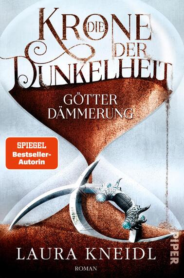 Das Buchcover zeigt eine stilisierte Sanduhr, in der sich sandfarbene Partikel befinden, die auf die dramatische Atmosphäre des Werkes hinweisen. In elegantem, geschwungenem Schriftzug steht „Die Krone der Dunkelheit“ oben, gefolgt von „Götterdämmerung“ in einer klaren, modernen Schrift. Am unteren Rand befindet sich der Name der Autorin, „Laura Kneidl“. Ein auffälliger, roter Hinweis informiert über den Status als „Spiegel Bestseller-Autorin“. Die Farben sind vorwiegend in Blau und Erdtönen gehalten, was die düstere Stimmung unterstreicht.
