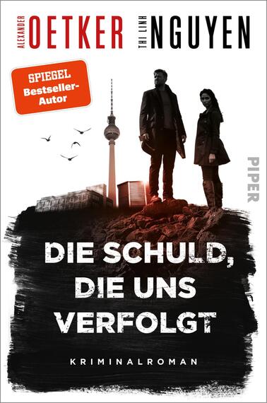 Das Buchcover zeigt eine düstere Szenerie, in der im Vordergrund zwei Protagonisten stehen: ein Mann und eine Frau, beide in Schwarz gekleidet. Hinter ihnen ist der Fernsehturm von Berlin sichtbar, umgeben von grauen Wolken und fliegenden Vögeln. Der Titel „DIE SCHULD, DIE UNS VERFOLGT“ ist in auffälliger, weißer Schrift unterhalb der Figuren platziert, darunter steht „KRIMINALROMAN“. Oben links ist ein rotes Kästchen mit dem Text „SPIEGEL Bestseller-Autor“ zu sehen.