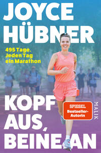 Das Buchcover zeigt eine junge Frau in leuchtend rosa Laufshirt und Shorts, laufend auf einem Parkweg, im Hintergrund unscharfe Mitläufer und grüne Bäume. Großes, weißes Titel- und Autorenblatt oben: „JOYCE HÜBNER“ und unten „KOPF AUS, BEINE AN“. Links gelber Text „495 Tage. Jeden Tag ein Marathon“. Rechts roter Button mit weißer Schrift „SPIEGEL Bestseller‑Autorin“.