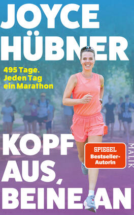 Das Buchcover zeigt eine junge Frau in leuchtend rosa Laufshirt und Shorts, laufend auf einem Parkweg, im Hintergrund unscharfe Mitläufer und grüne Bäume. Großes, weißes Titel- und Autorenblatt oben: „JOYCE HÜBNER“ und unten „KOPF AUS, BEINE AN“. Links gelber Text „495 Tage. Jeden Tag ein Marathon“. Rechts roter Button mit weißer Schrift „SPIEGEL Bestseller‑Autorin“.