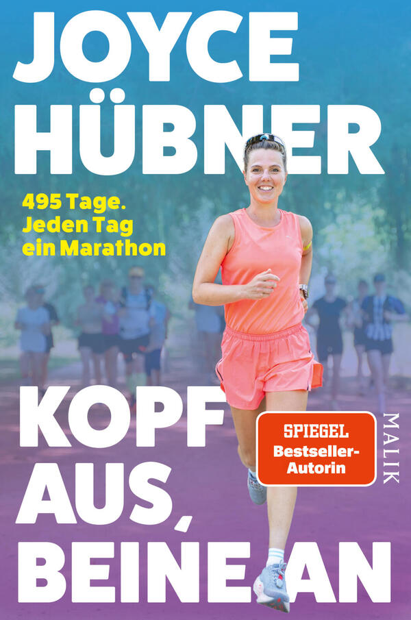 Das Buchcover zeigt eine junge Frau in leuchtend rosa Laufshirt und Shorts, laufend auf einem Parkweg, im Hintergrund unscharfe Mitläufer und grüne Bäume. Großes, weißes Titel- und Autorenblatt oben: „JOYCE HÜBNER“ und unten „KOPF AUS, BEINE AN“. Links gelber Text „495 Tage. Jeden Tag ein Marathon“. Rechts roter Button mit weißer Schrift „SPIEGEL Bestseller‑Autorin“.