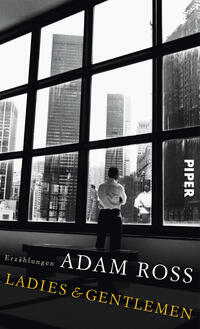 Das Buchcover zeigt eine minimalistische, monochrome Szene mit einem Mann in eleganter Kleidung, der durch große Fenster auf eine Stadtlandschaft blickt. Die skyline ist von hohen Gebäuden geprägt und hat einen melancholischen Charakter. Der Titel „LADIES & GENTLEMEN“ in auffälliger, weißer Schrift steht prominent am unteren Rand. Darunter findet sich der Schriftzug „Erzählungen“ in kleinerer Schrift. Der Autorenname „ADAM ROSS“ ist in großer, schwarzer Schrift zentriert auf dem Cover angeordnet. Die Farbgestaltung ist in Schwarz, Weiß und Grautönen gehalten, was der Atmosphäre eine nachdenkliche Stimmung verleiht.