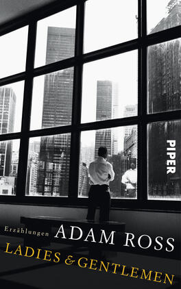 Das Buchcover zeigt eine minimalistische, monochrome Szene mit einem Mann in eleganter Kleidung, der durch große Fenster auf eine Stadtlandschaft blickt. Die skyline ist von hohen Gebäuden geprägt und hat einen melancholischen Charakter. Der Titel „LADIES & GENTLEMEN“ in auffälliger, weißer Schrift steht prominent am unteren Rand. Darunter findet sich der Schriftzug „Erzählungen“ in kleinerer Schrift. Der Autorenname „ADAM ROSS“ ist in großer, schwarzer Schrift zentriert auf dem Cover angeordnet. Die Farbgestaltung ist in Schwarz, Weiß und Grautönen gehalten, was der Atmosphäre eine nachdenkliche Stimmung verleiht.