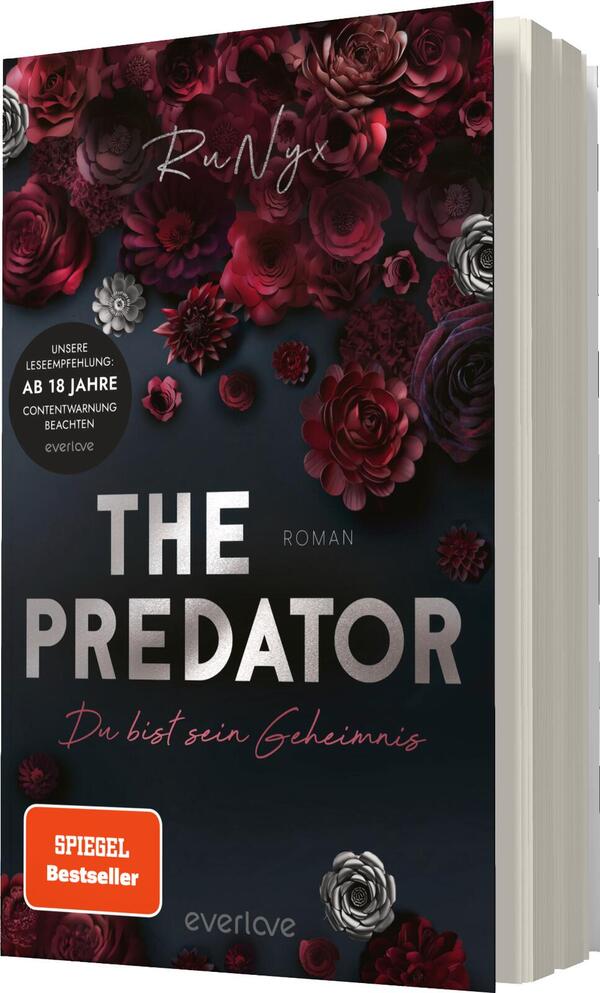 Das Buchcover zeigt einen dunklen, blauen Hintergrund, über den sich opulente, tiefrote und dunkellila Rosen erstrecken. Der Titel „THE PREDATOR“ ist in großen, silbernen Buchstaben platziert, darunter steht „Du bist sein Geheimnis“ in einer eleganten, weißen Schrift. Am oberen Rand ist der Name der Autorin „RuNyx“ zu sehen. Ein rotes Rechteck mit weißem Text weist auf die Leserempfehlung „AB 18 JAHRE“ hin, während ein weiterer Hinweis auf eine „SPIEGEL Bestseller“-Listung hinweist. Die Atmosphäre wirkt geheimnisvoll und ansprechend.