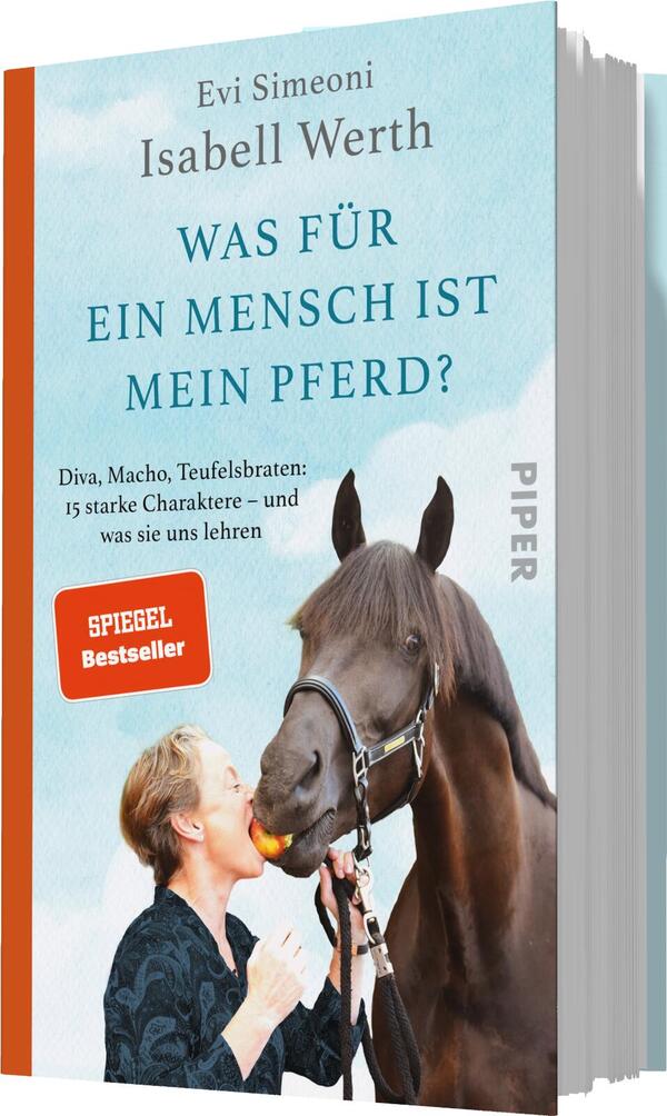 Das Buchcover zeigt eine Frau, die einem mittelgroßen, braunen Pferd eine Karotte reicht. Die Frau hat kurze, blonde Haare und trägt ein weißes Oberteil. Der Hintergrund ist in sanften Blau- und Türkistönen gehalten, ergänzt durch einen orangefarbenen Streifen auf der linken Seite, auf dem der Titel „Was für ein Mensch ist mein Pferd?“ in großen, schwarzen Buchstaben steht. Darüber sind die Autorennamen Evi Simeoni und Isabell Werth abgedruckt. Das Cover vermittelt eine freundliche und einladende Atmosphäre. Der Hinweis „SPIEGEL Bestseller“ ist ebenfalls prominent auf dem Cover platziert.