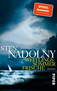 Das Buchcover zeigt einen dramatischen Himmel in Blautönen mit grauen und schwarzen Wolken, die eine stimmungsvolle Atmosphäre erzeugen. In der unteren Bildhälfte ist ein schmaler, weißer Segelboot sichtbar, das auf den unruhigen Wellen segelt. Der Titel „WEITLINGS SOMMERFRISCHE“ ist in einer markanten gelben Schrift hervorgehoben, während der Autor „STEN NADOLNY“ in weißer Schrift steht. Das Wort „Roman“ ist dezent platziert.