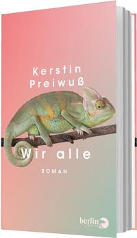 Das Buchcover zeigt ein detailreiches grünes Chamäleon, das auf einem dünnen Ast ruht, vor einem sanften Farbverlauf von Korallrosa oben zu pastelligem Mintgrün unten. Oben steht der Autorenname Kerstin Preiwuß in weißer serifenloser Schrift, mittig der Titel Wir alle in großer weißer Grotesk, darunter klein das Wort ROMAN in Versalien. Die Stimmung ist ruhig, modern und zurückhaltend.