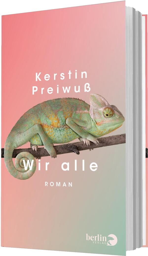 Das Buchcover zeigt ein detailreiches grünes Chamäleon, das auf einem dünnen Ast ruht, vor einem sanften Farbverlauf von Korallrosa oben zu pastelligem Mintgrün unten. Oben steht der Autorenname Kerstin Preiwuß in weißer serifenloser Schrift, mittig der Titel Wir alle in großer weißer Grotesk, darunter klein das Wort ROMAN in Versalien. Die Stimmung ist ruhig, modern und zurückhaltend.