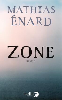 Zone Das Buchcover zeigt einen sanften Farbverlauf von hellblau zu einem weichen Rosaton, der an einen nebligen Himmel erinnert. Der Titel „ZONE“ ist in markanter, schwarzer Typografie in der Mitte platziert und wird von dem Schriftzug „roman“ in kleinerer Schriftgröße ergänzt. Oberhalb des Titels steht der Name des Autors „MATHIAS ÉNARD“ in eleganter, grauer Schrift. Die Atmosphäre des Covers vermittelt eine ruhige und nachdenkliche Stimmung.