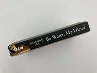 Innenansicht des Buches „Be Water, My Friend“