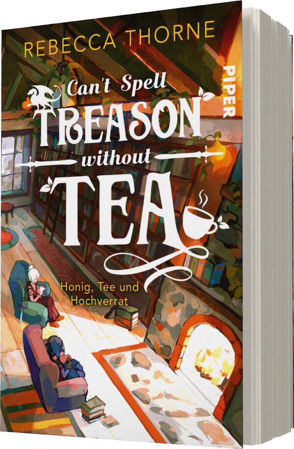 Das Buchcover zeigt eine gemütliche Innenszene mit einem Kamin, umgeben von Bücherregalen. Auf einem Sofa sitzen zwei Personen, während eine dritte Figur am Tisch sitzt und mit einer Tasse Tee interagiert. Der Titel „Can't Spell TREASON without TEA“ ist in großen, weißen Buchstaben im oberen Bereich platziert, während der Untertitel „Honig, Tee und Hochverrat“ in einer schlichteren Schrift darunter steht. Die Farbpalette ist warm und einladend, hauptsächlich in sanften Erdtönen und Akzenten von Grün und Braun. Oben rechts ist der Name der Autorin, Rebecca Thorne, vermerkt.