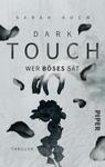 Das Buchcover zeigt eine düstere, graue Hintergrundfarbe, die mit sanften, schwarzen Blütenblättern und einer stilisierten schwarzen Rose akzentuiert ist. Eine handähnliche Silhouette greift nach der Rose und vermittelt eine bedrohliche Atmosphäre. Die Titelzeile „DARK TOUCH“ ist in großen, kräftigen Buchstaben gehalten, während der Untertitel „WER BÖSES SÄT“ in einer kleineren Schrift darunter steht. Oben auf dem Cover befindet sich der Name der Autorin „SARAH KOCH“ in einer eleganten Schriftart. Das Verlagssignet „PIPER“ ist am rechten unteren Rand platziert.