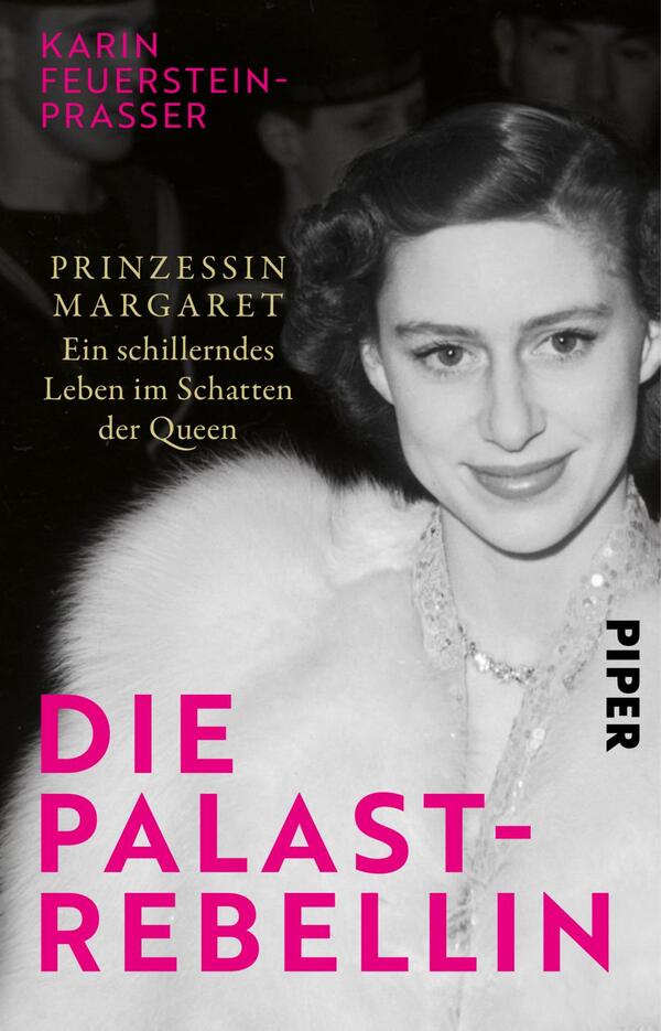 Das Buchcover zeigt ein Porträt von Prinzessin Margaret in Schwarz-Weiß, umgeben von einem flauschigen, weißen Schal. Ihre freundliche, lächelnde Ausstrahlung steht im Kontrast zum dunklen Hintergrund. Der Titel „DIE PALAST-REBELIN“ ist in auffälliger, pinker Schrift am linken Rand platziert. Unter dem Titel steht in kleinerer Schrift der Untertitel „Ein schillerndes Leben im Schatten der Queen“. Der Name der Autorin Karin Feuerstein-Prasser befindet sich oben auf dem Cover.