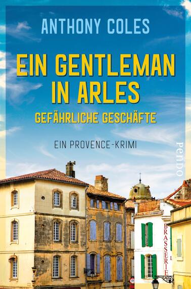 Das Buchcover zeigt eine malerische Ansicht der Stadt Arles mit hellen, gelben und beige Tönen, die eine sonnige Atmosphäre vermitteln. Im Vordergrund sind historische Gebäude mit schmalen Fenstern und roten Dächern abgebildet. Der Titel „Ein Gentleman in Arles“ ist in großen, gelben Buchstaben prominent platziert, gefolgt von dem Untertitel „Gefährliche Geschäfte“ in kleinerer Schrift. Am unteren Rand des Covers steht „Ein Provence-Krimi“. Authentische französische Elemente und die klare Typografie verleihen dem Cover ein ansprechendes Flair.