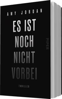 Das Buchcover zeigt einen schlichten schwarzen Hintergrund. Der Titel „ES IST NOCH NICHT VORBEI“ ist in großen, weißen, blockhaften Buchstaben zentral platziert und erzeugt eine prägnante Wirkung. Darunter steht in kleinerer Schrift das Wort „Thriller“. Die Schriftart ist modern und wirkt kraftvoll. Oben auf dem Cover befindet sich der Name der Autorin „AMY JORDAN“ ebenfalls in Weiß, jedoch in kleinerer, eleganterer Schrift. Diese Gestaltung vermittelt eine spannungsgeladene, geheimnisvolle Atmosphäre.