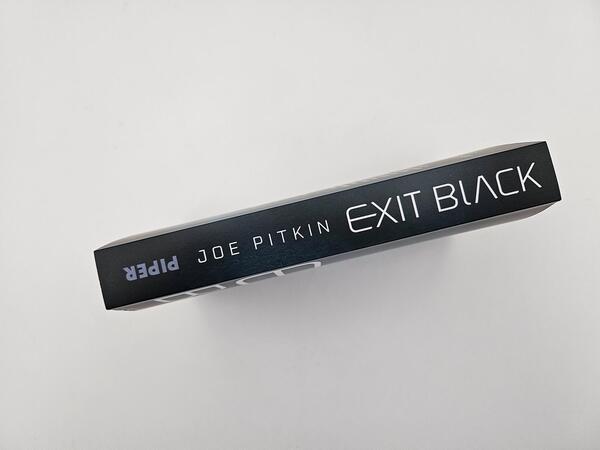 Außenansicht des Buches „Exit Black“