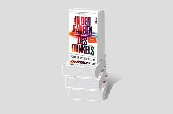 Bücherstapel des Buches „In den Farben des Dunkels“