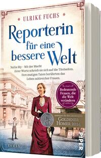 Das Buchcover zeigt eine historische Szenerie, in sanften Blau- und Cremetönen gehalten. Im Vordergrund steht eine Frau in einem eleganten, burgunderroten Kleid mit einem Vergnügt lächelnden Ausdruck. Über ihr steht der Titel „Reporterin für eine bessere Welt“ in verspielter Schrift. Am unteren Rand ist ein ausdrucksvolles Siegel platziert mit der Aufschrift „Goldener Homer 2024“, umrahmt von dem Text „Bedeutende Frauen, die die Welt verändern“. Der Autorname, Ulrike Fuchs, ist dezent am oberen Rand abgedruckt.