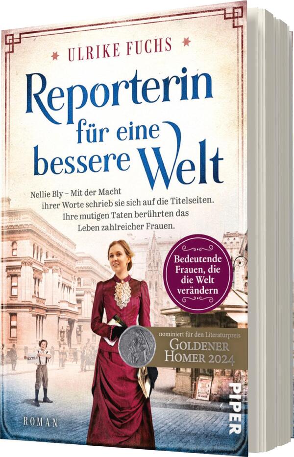 Das Buchcover zeigt eine historische Szenerie, in sanften Blau- und Cremetönen gehalten. Im Vordergrund steht eine Frau in einem eleganten, burgunderroten Kleid mit einem Vergnügt lächelnden Ausdruck. Über ihr steht der Titel „Reporterin für eine bessere Welt“ in verspielter Schrift. Am unteren Rand ist ein ausdrucksvolles Siegel platziert mit der Aufschrift „Goldener Homer 2024“, umrahmt von dem Text „Bedeutende Frauen, die die Welt verändern“. Der Autorname, Ulrike Fuchs, ist dezent am oberen Rand abgedruckt.
