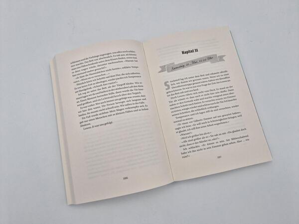 Außenansicht des Buches „Tee, Tod und die versiegelte Tür“