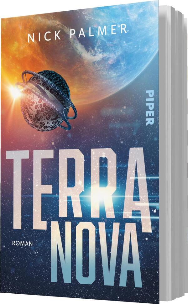 Das Buchcover zeigt einen futuristischen Raumhimmel mit einer orangefarbenen und blauen Farbpalette, die Planeten und Sterne darstellt. Im Vordergrund schwebt eine stilisierte Raumkapsel. Der Titel „TERRA NOVA“ ist in großen, weißen Buchstaben am unteren Rand platziert, während der Autorname „Nick Palmer“ oben in kleinerer Schrift erscheint. Das Wort „Roman“ ist in kleinerer Schrift unter dem Titel angeordnet.