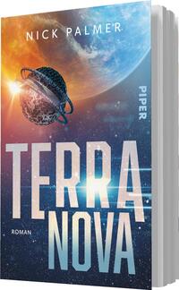 Das Buchcover zeigt einen futuristischen Raumhimmel mit einer orangefarbenen und blauen Farbpalette, die Planeten und Sterne darstellt. Im Vordergrund schwebt eine stilisierte Raumkapsel. Der Titel „TERRA NOVA“ ist in großen, weißen Buchstaben am unteren Rand platziert, während der Autorname „Nick Palmer“ oben in kleinerer Schrift erscheint. Das Wort „Roman“ ist in kleinerer Schrift unter dem Titel angeordnet.