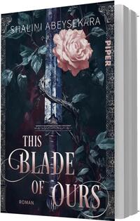 Das Buchcover zeigt ein zentrales, vertikal stehendes Schwert mit silbrig-blauem, leicht verwittertem Blatt, umrankt von dunklen Dornenranken und grünen Blättern. Oben über dem Griff sitzt eine große, blassrosa Rose. Der Hintergrund ist dunkel mit tiefen Blau- und Grüntönen und ornamentaler Rahmung. Der Titel „This Blade of Ours“ erscheint groß in geschwungener Seriftypografie, oben steht die Autorenangabe „Shalini Abeysekara“, unten „Roman“.