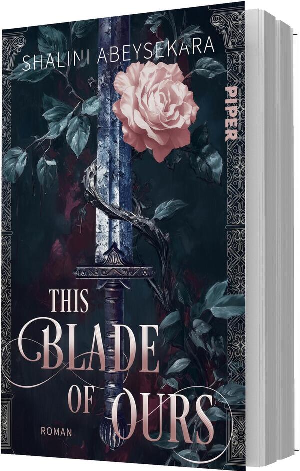Das Buchcover zeigt ein zentrales, vertikal stehendes Schwert mit silbrig-blauem, leicht verwittertem Blatt, umrankt von dunklen Dornenranken und grünen Blättern. Oben über dem Griff sitzt eine große, blassrosa Rose. Der Hintergrund ist dunkel mit tiefen Blau- und Grüntönen und ornamentaler Rahmung. Der Titel „This Blade of Ours“ erscheint groß in geschwungener Seriftypografie, oben steht die Autorenangabe „Shalini Abeysekara“, unten „Roman“.
