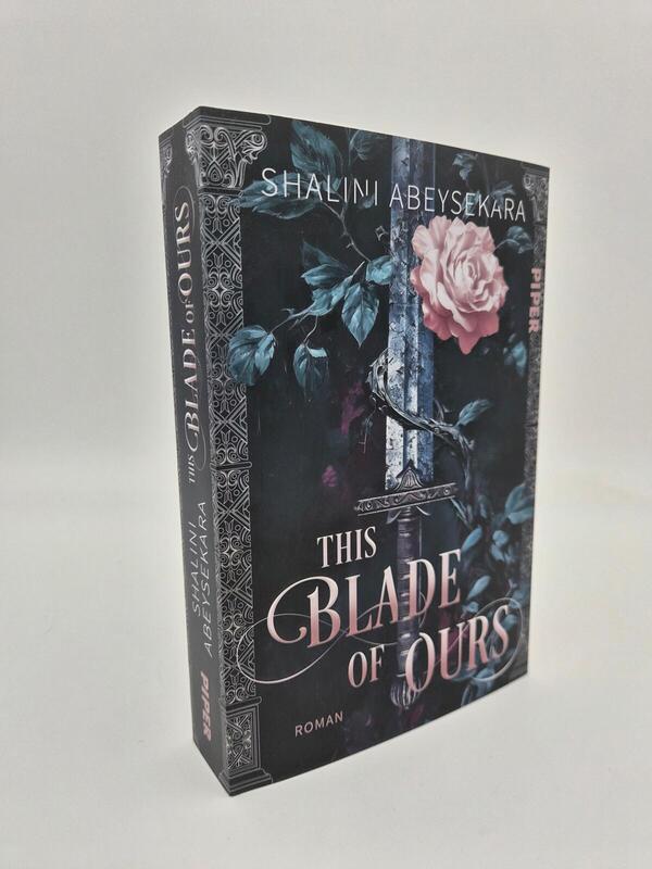 Außenansicht des Buches „This Blade of Ours“