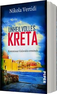 Das Buchcover zeigt eine malerische Küstenlandschaft mit traditionellen, bunten Gebäuden und klarem blauen Himmel. Im Vordergrund ist eine steinerne Mauer sichtbar, die den Blick auf das Wasser lenkt. Der Titel „UNHEILVOLLES KRETA“ ist prominent in roten Großbuchstaben platziert, während der Untertitel „Kommissar Galavakis ermittelt“ in kleinerer, weißer Schrift erscheint. Oben steht der Autorennamen „Nikola Vertidi“ in eleganter, schlichter Schrift. Die Farben wirken lebhaft, vermitteln aber auch eine geheimnisvolle Atmosphäre.