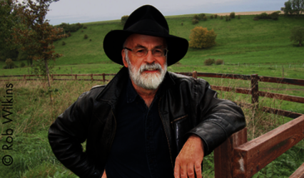 Terry Pratchett vor grünen Feldern