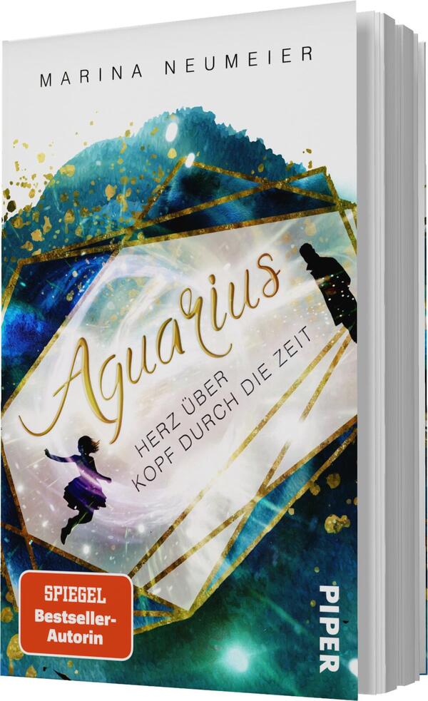 Das Buchcover zeigt einen künstlerischen Hintergrund in Blau- und Grüntönen mit goldenen Akzenten. In der Mitte befindet sich der Titel „Aquarius“ in eleganter, geschwungener Schrift. Darunter steht der Untertitel „Herz über Kopf durch die Zeit“ in moderner Schrift. Im Vordergrund sind zwei Figuren silhouettenhaft dargestellt, die anmutig tanzen. Im unteren Bereich des Covers befindet sich ein rotes Rechteck mit dem Text „SPIEGEL Bestseller-Autorin“. Der gesamte Eindruck vermittelt eine faszinierende und träumerische Atmosphäre.