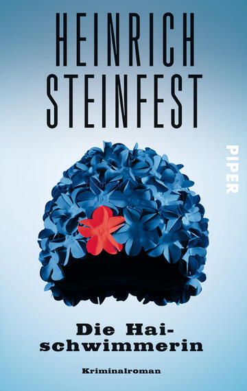 Das Buchcover zeigt einen schwimmenden Haifisch in einem auffälligen blauen Blumenmuster, das eine farbige Badekappe umgibt. Im oberen Drittel ist der Autor „Heinrich Steinfest“ in fetter, schwarzer Schrift platziert. Darunter steht der Titel „Die Haischwimmerin“ in gleicher Schriftart, jedoch in einer etwas kleineren Größe. Am rechten Rand erscheint das Wort „PIPER“ in weißer Schrift. Der Hintergrund ist in hellem Blau gehalten, was eine spannende und zugleich sommerliche Atmosphäre vermittelt.