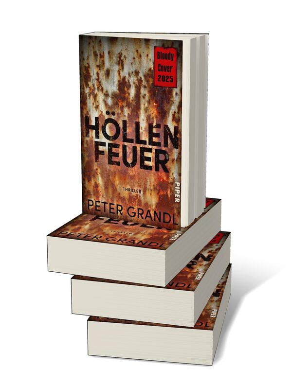 Bücherstapel des Buches „Höllenfeuer“