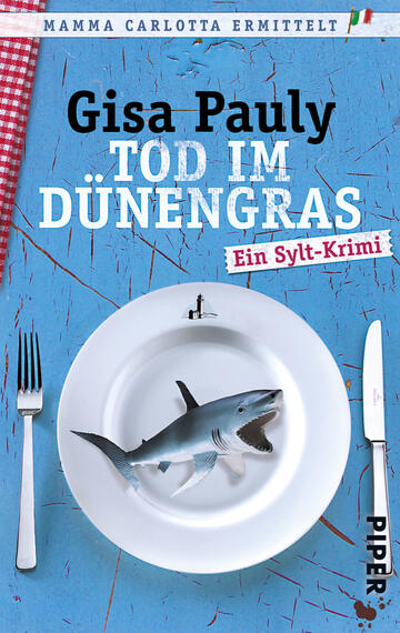 Das Buchcover zeigt einen hellblauen Hintergrund mit einem weißen Teller in der Mitte, auf dem ein kleiner, abgebildeter Haifisch liegt. Um den Teller sind eine Gabel und ein Messer angeordnet. Der obere Bereich des Covers enthält den Titel „TOD IM DÜNENGRAS“ in einer auffälligen, schwarzen Schrift, darunter steht „Ein Sylt-Krimi“ in einer roten, handschriftlichen Schriftart. Oben links befindet sich der Name der Autorin „Gisa Pauly“. Das Cover vermittelt eine humorvolle und krimiartige Atmosphäre.