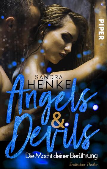 Das Buchcover zeigt eine intime Szene zwischen einem Mann und einer Frau, die eng umschlungen sind. Die Farbpalette besteht aus dunklen Tönen, ergänzt durch leuchtende blaue und helle Akzente. Der Titel „Angels & Devils“ ist in geschwungener, eleganter Schrift in Blau und Weiß gestaltet und wird von dem Untertitel „Die Macht deiner Berührung“ in kleinerer Schrift begleitet. Der Name der Autorin, Sandra Henke, befindet sich gut lesbar über dem Titel.